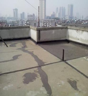 红原漏水维修 楼顶漏水是什么原因，楼顶漏水维修方法是什么?